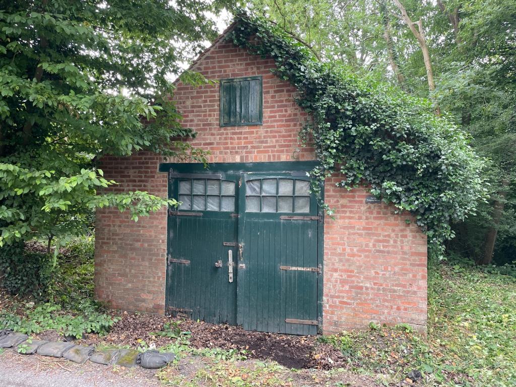 Lot: 147 - DETACHED BUILDING WITH POTENTIAL - front of property